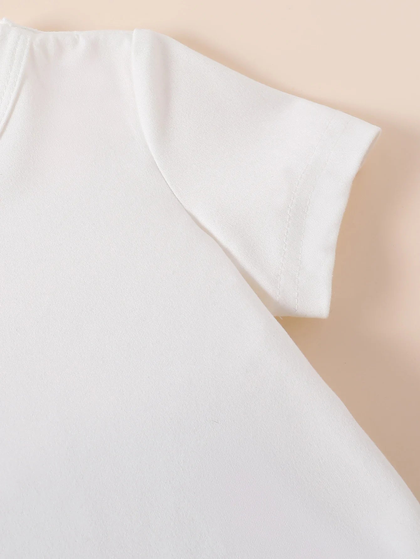 Kledingset met wit T-shirt en spijkerbroek